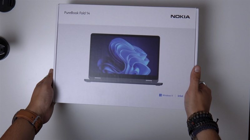 Hộp đựng của Nokia PureBook Fold có thiết kế đơn giản với tone màu trắng chủ đạo và hình sản phẩm được in nổi bật ở vị trí trung tâm. Hộp đựng của Nokia PureBook Fold có thiết kế đơn giản với tone màu trắng chủ đạo và hình sản phẩm được in nổi bật ở vị trí trung tâm.