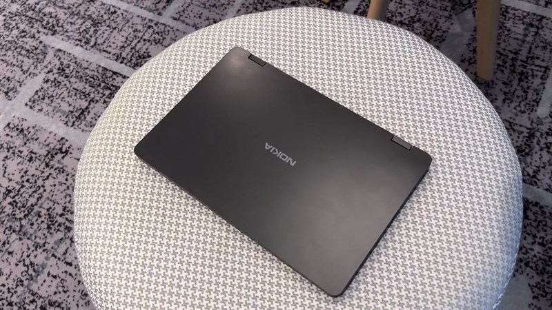 Mặt trước của Nokia PureBook Fold có thiết kế tối giản với cách hoàn thiện nhám. Mặt trước của Nokia PureBook Fold có thiết kế tối giản với cách hoàn thiện nhám.