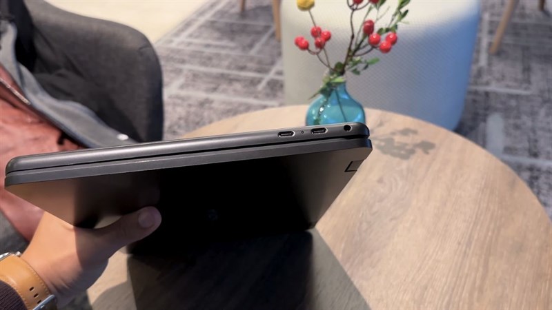 Cạnh trái của Nokia PureBook Fold. Cạnh trái của Nokia PureBook Fold.