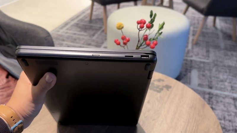 Cạnh trái của Nokia PureBook Fold. Cạnh trái của Nokia PureBook Fold.