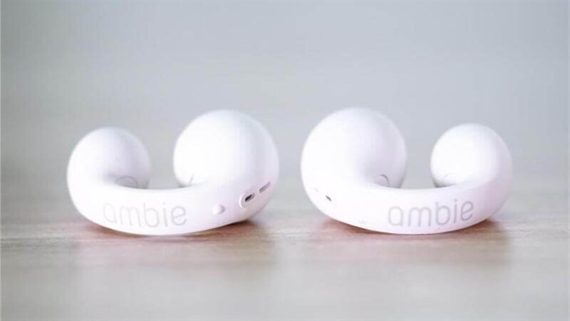 ambie AM-TW01 lại mang đến cảm giác cho mình giống như là một chiếc loa mini siêu nhỏ được gắn ở bên tai vậy. 