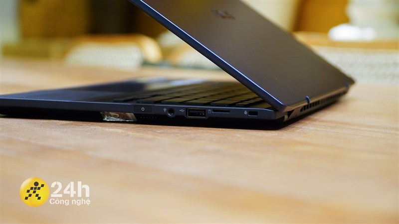 Cạnh phải của ASUS ExpertBook B5 (B5402CB). Cạnh phải của ASUS ExpertBook B5 (B5402CB).