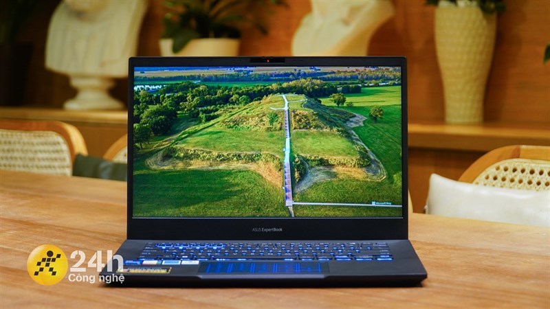 Về khả năng hiển thị thì ASUS ExpertBook B5 (B5402CB) thể hiện ổn với độ phân giải đủ dùng. Về khả năng hiển thị thì ASUS ExpertBook B5 (B5402CB) thể hiện ổn với độ phân giải đủ dùng.