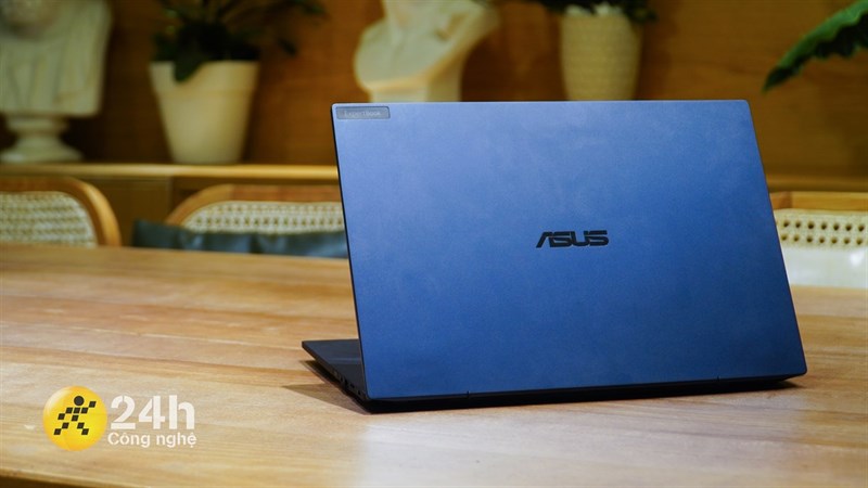 ASUS ExpertBook B5 (B5402CB) có một ngoại hình được mình đánh giá là thanh lịch, sang trọng với chất liệu kim loại và cách hoàn thiện nhám cao cấp. ASUS ExpertBook B5 (B5402CB) có một ngoại hình được mình đánh giá là thanh lịch, sang trọng với chất liệu kim loại và cách hoàn thiện nhám cao cấp.