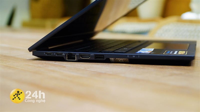 Các cạnh của ASUS ExpertBook B5 (B5402CB) được thiết kế vuông vức và riêng phần mặt lưng sẽ được vát chéo về phía khung viền. Các cạnh của ASUS ExpertBook B5 (B5402CB) được thiết kế vuông vức và riêng phần mặt lưng sẽ được vát chéo về phía khung viền.