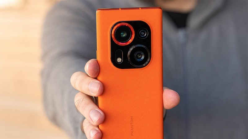Tecno Phantom X2 Pro nổi bật với cụm camera 'siêu to khổng lồ' được đặt ngay giữa mặt lưng Tecno Phantom X2 Pro nổi bật với cụm camera 'siêu to khổng lồ' được đặt ngay giữa mặt lưng