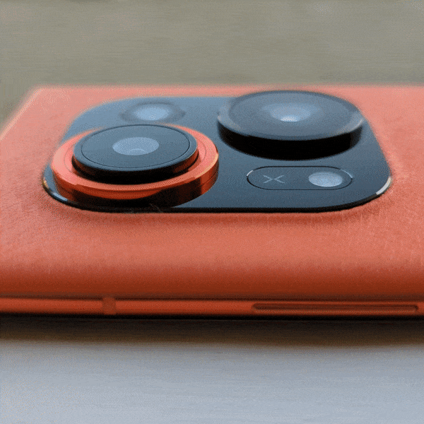 Cụm camera của Tecno Phantom X2 Pro còn có thể thò thụt trông rất vui mắt Cụm camera của Tecno Phantom X2 Pro còn có thể thò thụt trông rất vui mắt