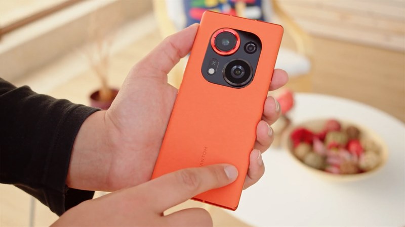 Mặt lưng của Tecno Phantom X2 Pro được hoàn thiện nhám giúp tăng khả năng bám và kháng vân tay, môi hồi tốt hơn Mặt lưng của Tecno Phantom X2 Pro được hoàn thiện nhám giúp tăng khả năng bám và kháng vân tay, môi hồi tốt hơn