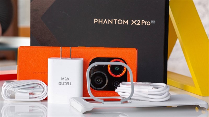 Tecno Phantom X2 Pro cùng với các phụ kiện đi kèm Tecno Phantom X2 Pro cùng với các phụ kiện đi kèm