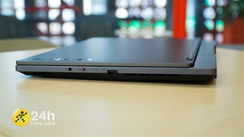 Cạnh phải của Lenovo Legion 5 15IAH7.