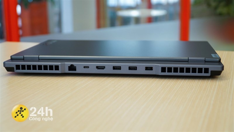 Cạnh sau của Lenovo Legion 5 15IAH7.