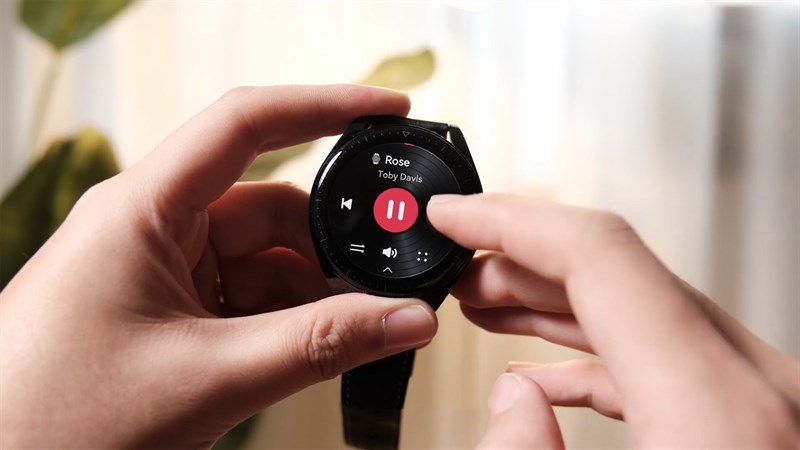 Kết hợp với tai nghe, bạn cũng có thể chơi nhạc trên chính Huawei Watch Buds của mình