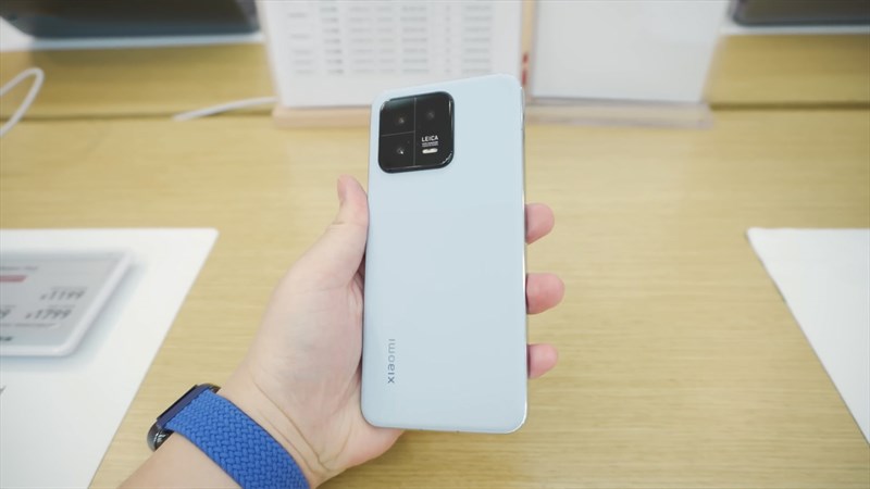 Xiaomi 13 trông thật nổi bật với cụm camera khá lớn nằm ở mặt lưng