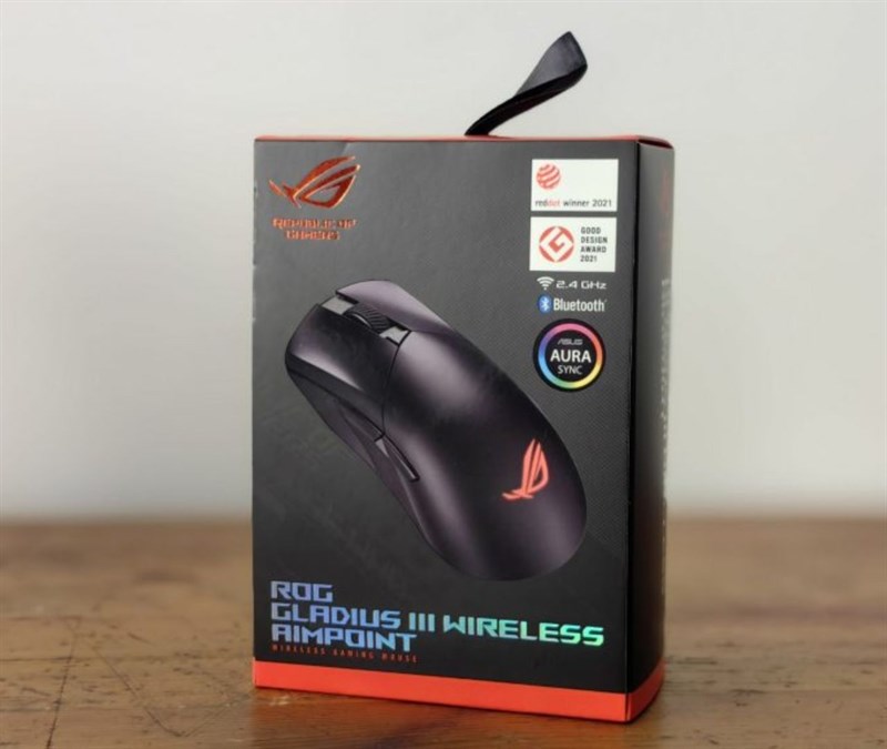 Hộp đựng của ROG Gladius III Wireless AimPoint có tone màu đen, đỏ chủ đạo, tạo nên sự tương phản đẹp mắt và thu hút người dùng hơn. Hộp đựng của ROG Gladius III Wireless AimPoint có tone màu đen, đỏ chủ đạo, tạo nên sự tương phản đẹp mắt và thu hút người dùng hơn.
