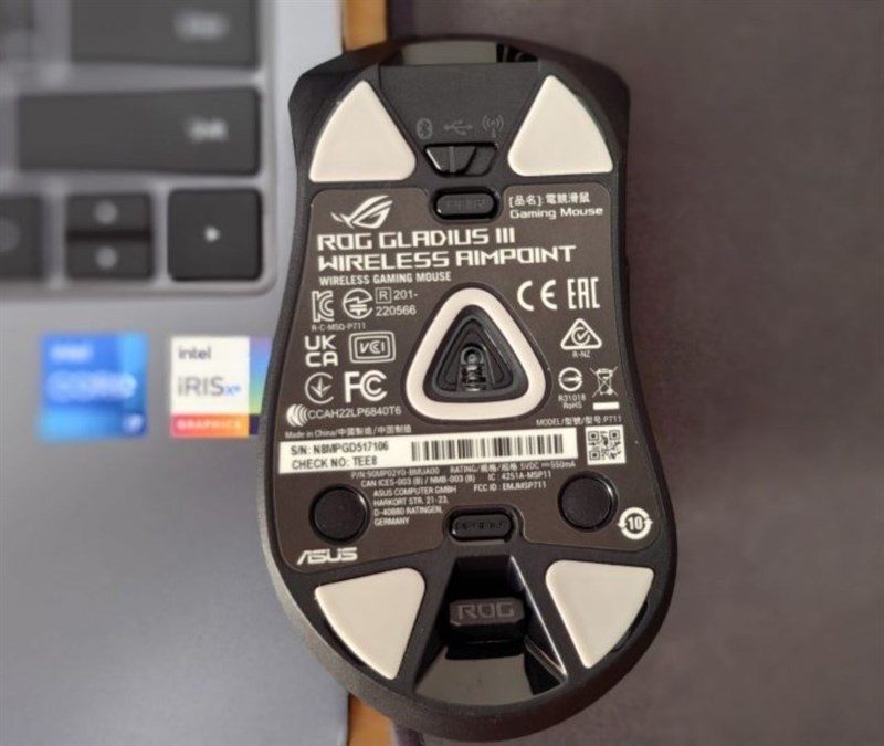 Mặt dưới của ROG Gladius III Wireless AimPoint sẽ bao gồm mắt đọc và các nút chuyển đổi chế độ cho phép người dùng tùy chỉnh, thiết lập nhanh cho thiết bị của mình. Mặt dưới của ROG Gladius III Wireless AimPoint sẽ bao gồm mắt đọc và các nút chuyển đổi chế độ cho phép người dùng tùy chỉnh, thiết lập nhanh cho thiết bị của mình.