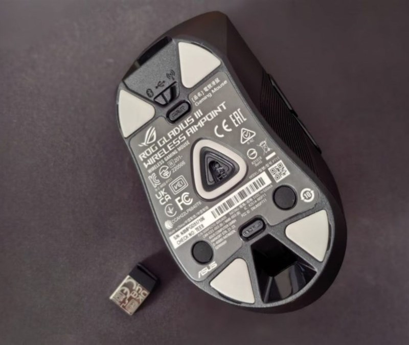 ROG Gladius III Wireless AimPoint cũng sử dụng feet chuột bằng chất liệu PTFE. ROG Gladius III Wireless AimPoint cũng sử dụng feet chuột bằng chất liệu PTFE.