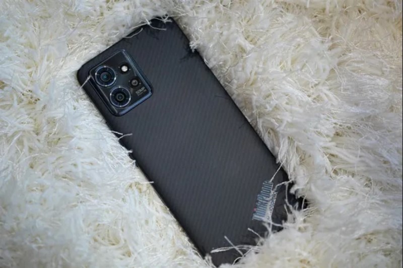 Mặt sau của ThinkPhone được làm bằng sợi aramid nhẹ (được cho là cứng hơn thép), khung máy được làm từ nhôm. Nguồn: Lenovo. Mặt sau của ThinkPhone được làm bằng sợi aramid nhẹ (được cho là cứng hơn thép), khung máy được làm từ nhôm. Nguồn: Lenovo.