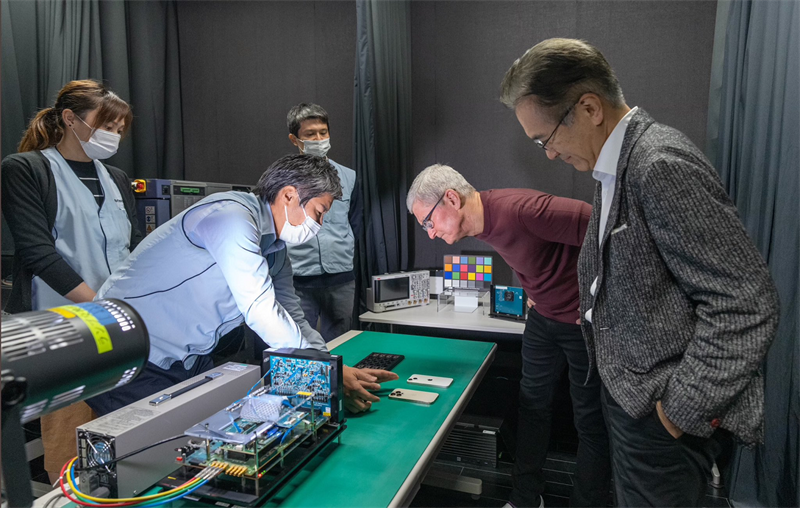 Tim Cook tham quan bộ phận sản xuất camera của Sony Tim Cook tham quan bộ phận sản xuất camera của Sony