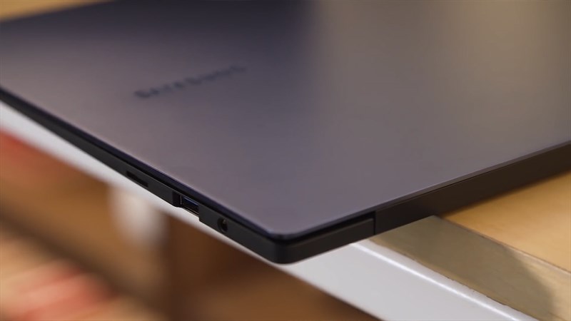 Samsung Galaxy Book Pro mang trên mình thiết kế cực mỏng nhẹ