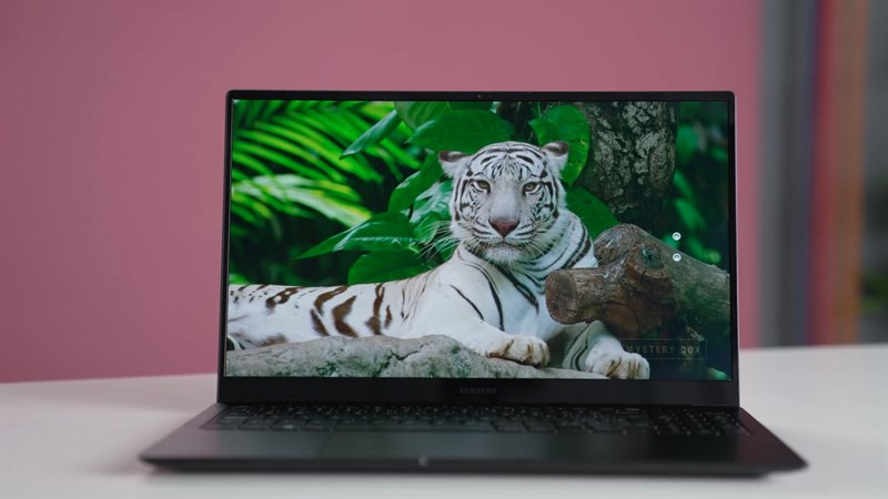 Màn hình AMOLED được trang bị trên Samsung Galaxy Book Pro mang đến khả năng thể hiện màu sắc và độ tương phản tốt