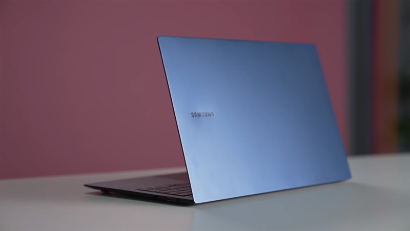 Samsung Galaxy Book Pro mang thiết kế mặt lưng đơn giản với màu đen làm chủ đạo