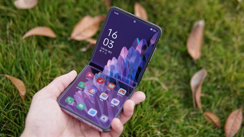 OPPO Find N2 Flip được trang bị màn hình AMOLED rộng 6.8 inch, độ phân giải Full HD+ và tần số quét 120 Hz