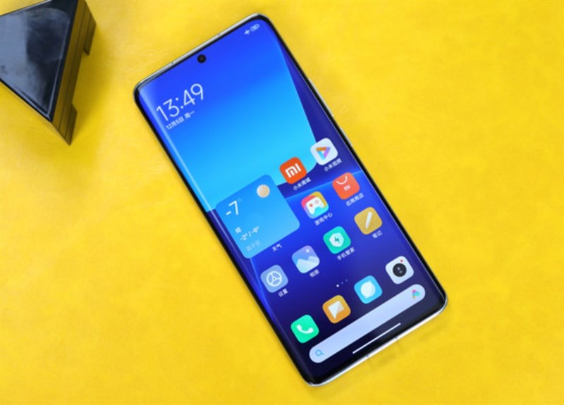 Xiaomi 15 Pro cũng được trang bị dung lượng RAM12 GB, 16 GB hoặc 18 GB cùng ba tùy chọn bộ nhớ trong lần lượt là 128 GB, 256 GB và 512 GB.