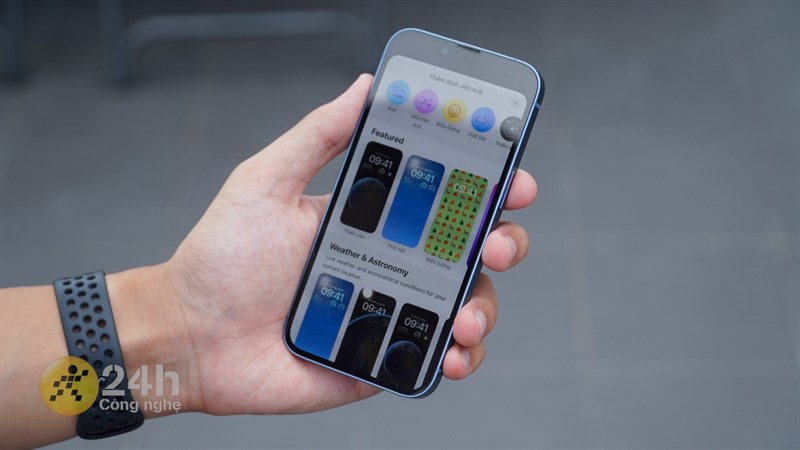 Thiết kế của iPhone 14 khá nhỏ gọn, dê dàng sử dụng chỉ với một bàn tay. Thiết kế của iPhone 14 khá nhỏ gọn, dê dàng sử dụng chỉ với một bàn tay.