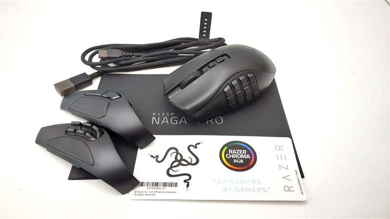 Các phụ kiện đi kèm Razer Naga V2 Pro rất đa dạng.