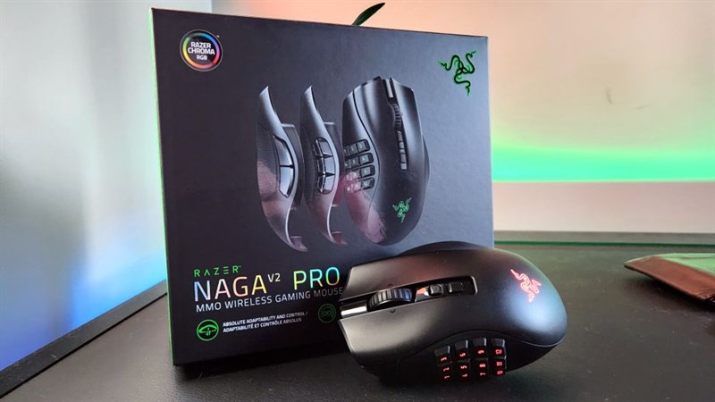 Vỏ hộp Razer Naga V2 Pro được sử dụng tone màu chủ đạo là đen và xanh dạ quang.