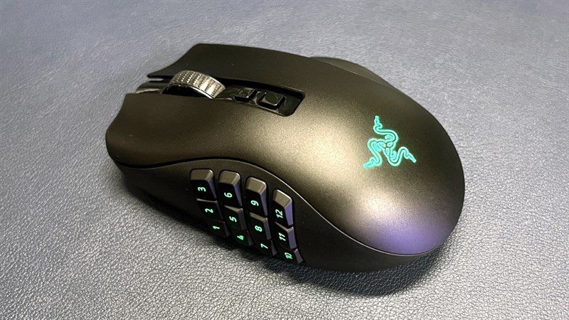 Ở mặt trên của Razer Naga V2 Pro ta sẽ bắt gặp con lăn Razer HyperScroll Pro Wheel.