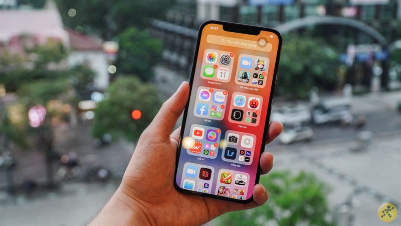 Trải nghiệm cầm nắm iPhone 12 Pro Max là khá chắc chắn nhờ thiết kế vuông vức. Trải nghiệm cầm nắm iPhone 12 Pro Max là khá chắc chắn nhờ thiết kế vuông vức.