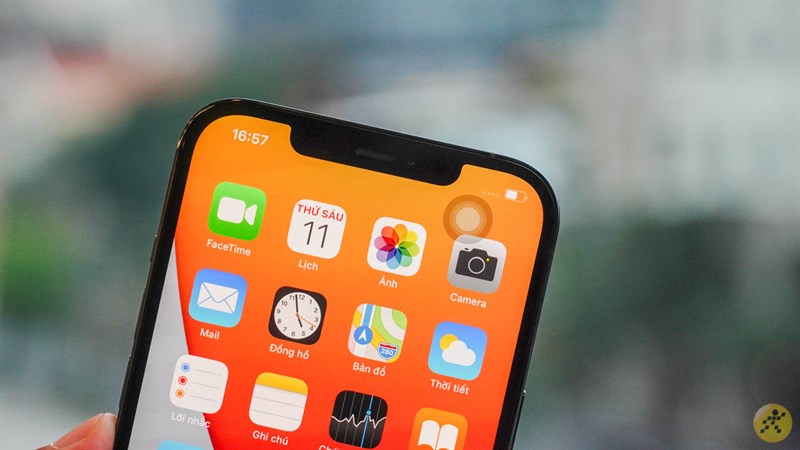 Mặt trước của iPhone 12 Pro Max vẫn sở hữu phần notch tai thỏ quen thuộc mang tính thương hiệu. Mặt trước của iPhone 12 Pro Max vẫn sở hữu phần notch tai thỏ quen thuộc mang tính thương hiệu.