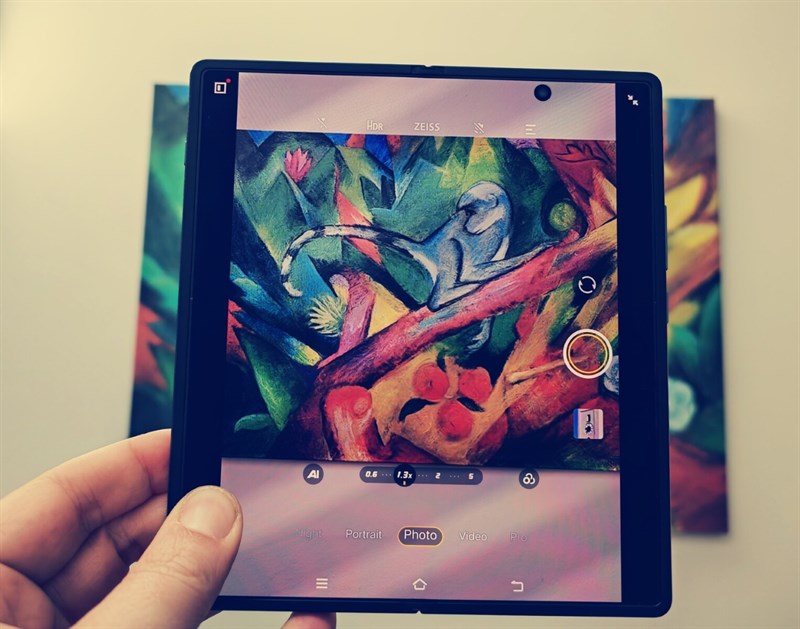 Mẫu X Fold 2 sẽ nhẹ hơn, khiến cho trải nghiệm cầm 1 tay được thoải mái Mẫu X Fold 2 sẽ nhẹ hơn, khiến cho trải nghiệm cầm 1 tay được thoải mái