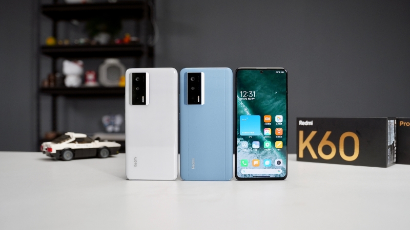 Mặt lưng của Redmi K60 cũng được làm cong về các cạnh, kết hợp cùng các góc bo tròn tạo nên cảm giác cầm nắm ôm tay.