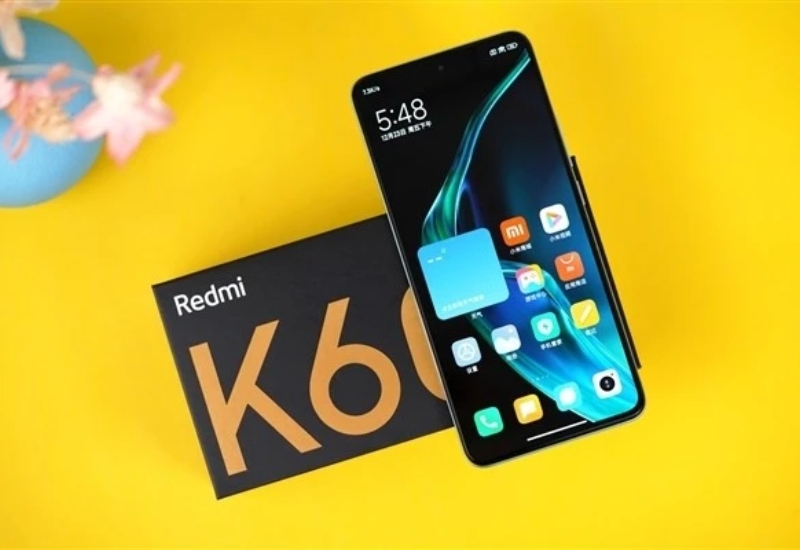 Vỏ hộp Redmi K60 có màu đen và vàng chủ đạo.