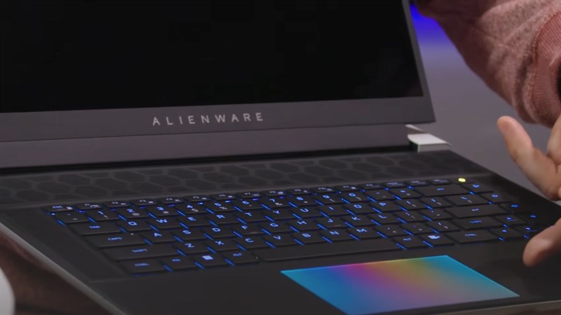 Điểm nổi bật của Alienware x16 là sở hữu Trackpad RBG vô cùng bắt mắt