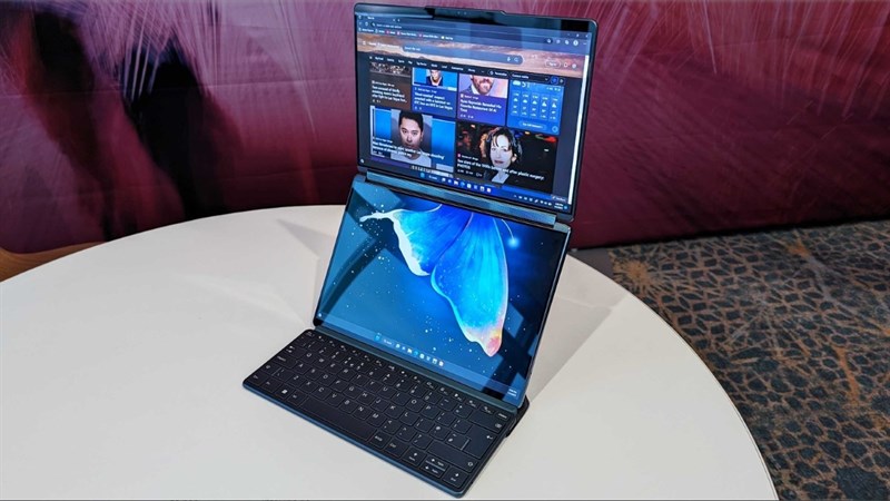 Lenovo Yoga Book 9i có thể xếp chồng 2 màn hình lên nhau