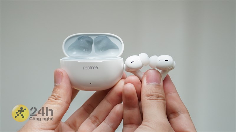 Tai nghe True Wireless Realme Buds T100 có thiết kế nhỏ gọn và tiện lợi. 