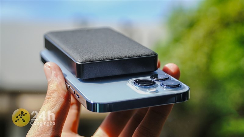 Pin sạc dự phòng nhỏ gọn, chưa to bằng mẫu iPhone 13 Pro Max trên tay Pin sạc dự phòng nhỏ gọn, chưa to bằng mẫu iPhone 13 Pro Max trên tay