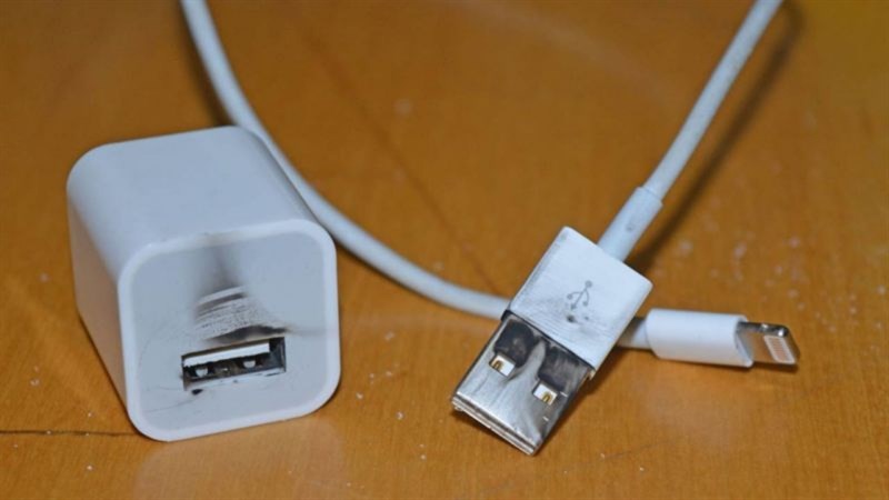 Sạc kém chất lượng sẽ dễ bị hỏng hóc, gây cháy nổ. Nguồn: Pinterest. Sạc kém chất lượng sẽ dễ bị hỏng hóc, gây cháy nổ. Nguồn: Pinterest.