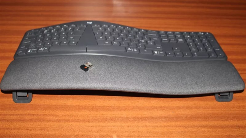 Logitech ERGO K860 cũng sở hữu nhiều tính hỗ trợ người dùng sử dụng thiết bị tốt hơn.