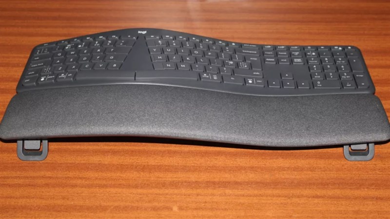 Logitech ERGO K860 được Logitech công bố giá bán tại thị trường Châu  Âu là 114.99 Bảng Anh (khoảng 3.3 triệu đồng).