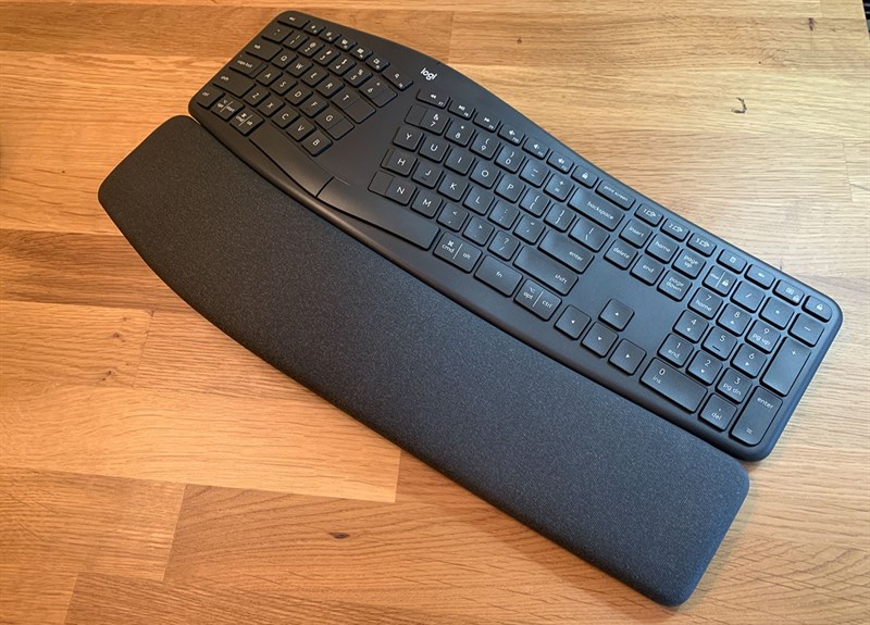 Logitech ERGO K860 có khối lượng 1.16 kg và kích thước  233 mm x 456 mm x 48 mm.