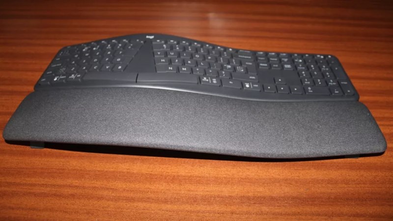 Logitech ERGO K860 lại được thiết kế với một đường cong uốn lượn và các dãy phím cũng có cách sắp xếp khác lạ với hai cụm tách đôi.