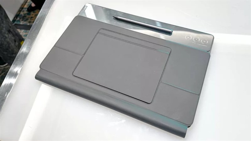 Mặt sau của Lenovo Tab Extreme. Mặt sau của Lenovo Tab Extreme.