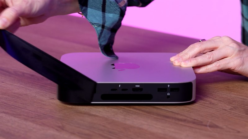 Lớp keo bảo vệ cổng kết nối được dán trên Mac Mini M2 2023 Lớp keo bảo vệ cổng kết nối được dán trên Mac Mini M2 2023
