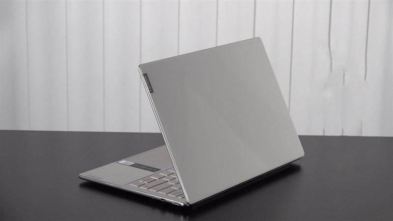 Trên tay Lenovo YOGA Slim 9i 2022 Trên tay Lenovo YOGA Slim 9i 2022