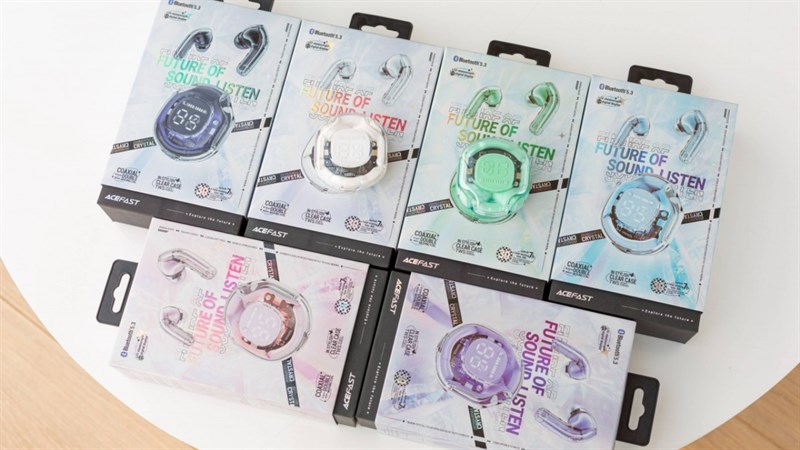 Phần vỏ hộp của Acefast Crystal (2) Earbuds T8 vẫn như trên các sản phẩm chung nhà với tone trắng chủ đạo cùng nhiều màu sắc điểm xuyến. Phần vỏ hộp của Acefast Crystal (2) Earbuds T8 vẫn như trên các sản phẩm chung nhà với tone trắng chủ đạo cùng nhiều màu sắc điểm xuyến.