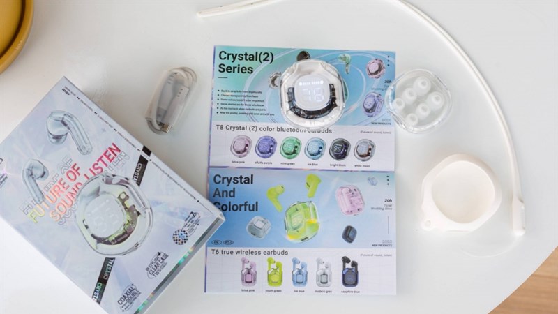 Bên trong hộp của Acefast Crystal (2) Earbuds T8 bạn cũng sẽ được tặng kèm khá nhiều phụ kiện. Bên trong hộp của Acefast Crystal (2) Earbuds T8 bạn cũng sẽ được tặng kèm khá nhiều phụ kiện.
